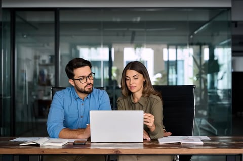 Equipo revisando información financiera