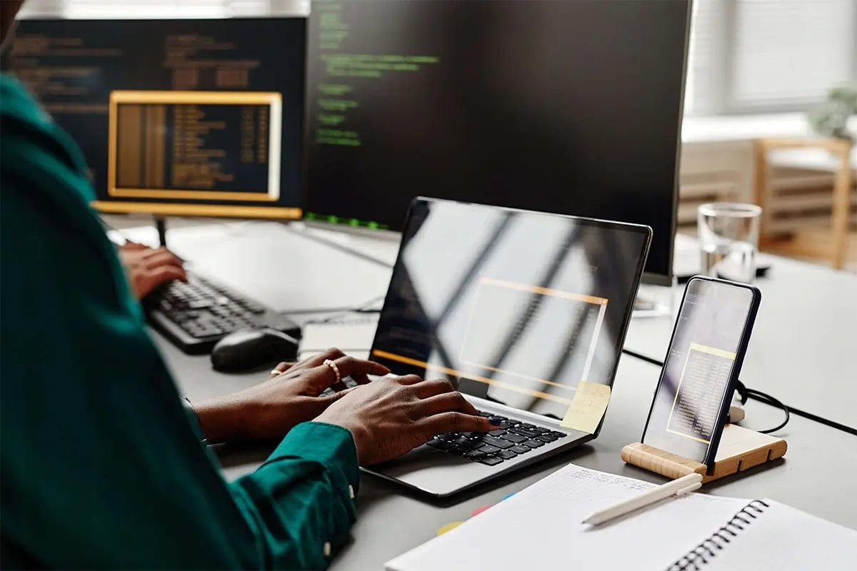 Profesional trabajando en el desarrollo de software