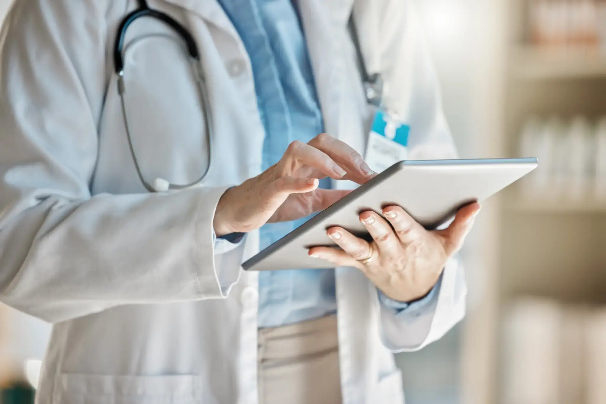 Profesional de salud en un entorno clínico